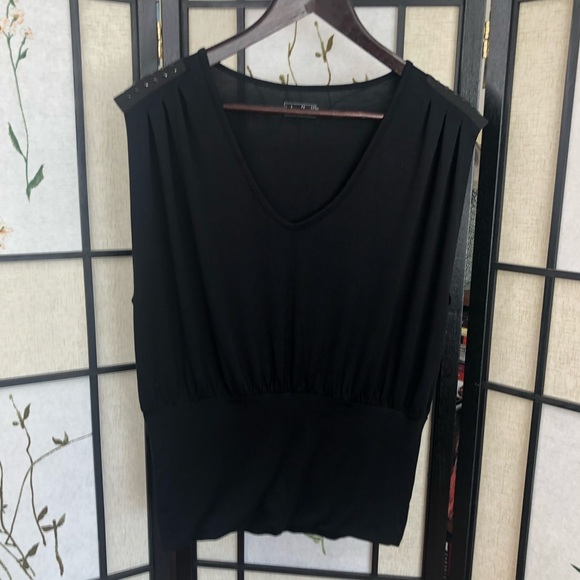 4 for 25$ Loose V-Neck Black Shirt with Fitted Waist. Size Medium. - Picture 2 of 6